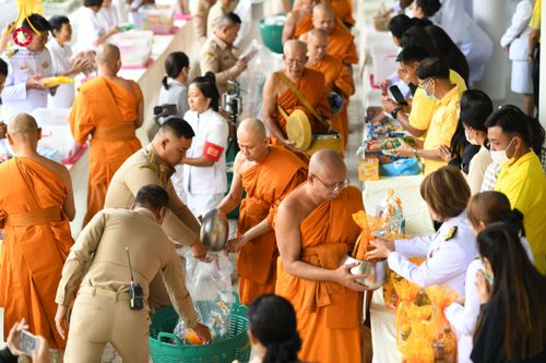 ภาพ No.194775:พิธีเจริญพระพุทธมนต์ และทำบุญตักบาตร ถวายพระราชกุศล แด่พระบาทสมเด็จพระเจ้าอยู่หัว เนื่องในโอกาสพระราชพิธีสมมงคล พระชนมายุเท่าพระบาทสมเด็จพระพุทธยอดฟ้าจุฬาโลกมหาราช สมเด็จพระปฐมบรมกษัตริยาธิราชแห่งพระราชวงศ์จักรี พุทธศักราช 2568 วันที่ 14 มกราคม พ.ศ. 2568