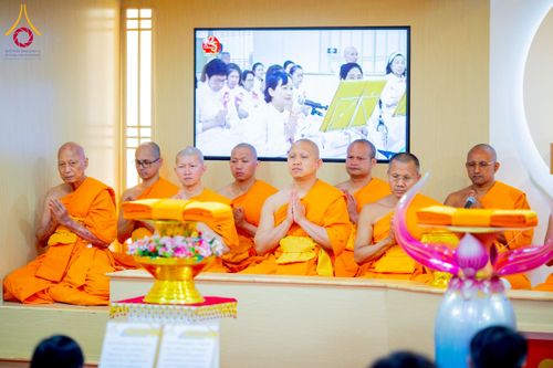 ภาพ No.221305:วันศุกร์ที่ 25 เมษายน พ.ศ. 2568 พิธีอัญเชิญรูปเหมือนพระมงคลเทพมุนี (สด จนฺทสโร) พระผู้ปราบมาร พิธีทอดผ้าป่าสามัคคี 25 ปี พิธีถวายสังฆทาน 15 วัด แด่เจ้าอาวาสภาคพื้นเอเชีย และแอฟริกา ในวาระครบ 25 ปี วัดพระธรรมกายโอซาก้า ประเทศญี่ปุ่น