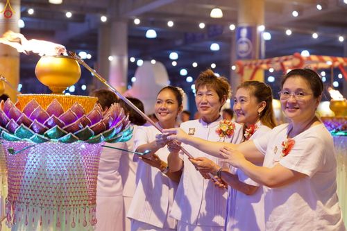 ภาพ No.223978:วันวิสาขบูชา วันอาทิตย์ที่ 11 พฤษภาคม พ.ศ. 2568 พิธีจุดวิสาขประทีป ,  พิธีเวียนประทักษิณรอบพระมหาธรรมกายเจดีย์ , พิธีฉลองชัยสวดมนต์บทธัมมจักกัปปวัตตนสูตร ครบ 7,357,000,000 จบ ณ มหารัตนวิหารคด วัดพระธรรมกาย