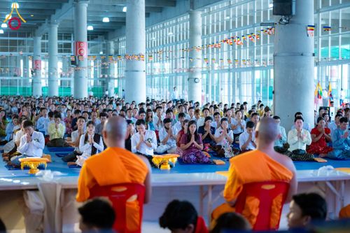 ภาพ No.143692:พิธีถวายผ้าไตร, สวดธรรมจักร, ปฏิบัติธรรม และฟังแสดงพระธรรมเทศนา ภาษาเมียนมา โดยมีสาธุชนชาวเมียนมากว่า 4,000 คน เข้าร่วมพิธี ณ มหารัตนวิหารคด วัดพระธรรมกาย วันอาทิตย์ที่ 7 กรกฎาคม พ.ศ. 2567