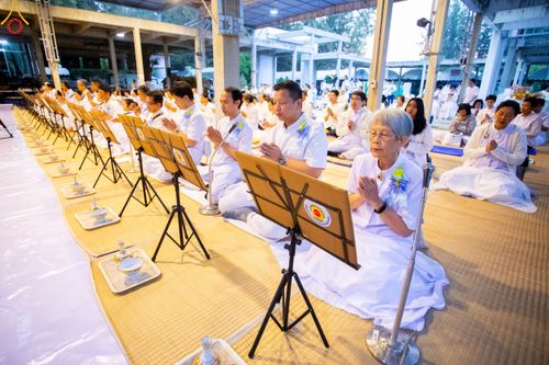 ภาพ No.189430:พิธีถวายภัตตาหารเป็นสังฆทาน แด่พระธรรมยาตรา ในโครงการธรรมยาตรา กตัญญูบูชา มหาปูชนียาจารย์ พระมงคลเทพมุนี(สด จนฺทสโร) พระผู้ปราบมาร อนุสรณ์สถาน 7 แห่ง ปีที่ 13 ณ อนุสรณ์สถานมหาวิหารพระมงคลเทพมุนี (โลตัสแลนด์) อ.สองพี่น้อง จ.สุพรรณบุรี วันที่ 5 มกราคม 2568