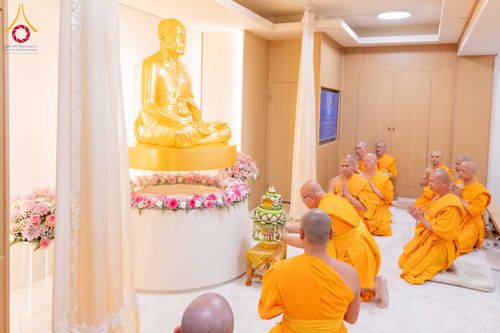 ภาพ No.319126:วันที่ 29 มีนาคม พ.ศ.2569 พิธีอัญเชิญรูปหล่อพระมงคลเทพมุนี (สด จนฺทสโร) ประดิษฐาน ณ ห้องปฏิบัติธรรม “มงคลรัตนโชติ”  วัดพระธรรมกายชิคาโก ประเทศสหรัฐอเมริกา