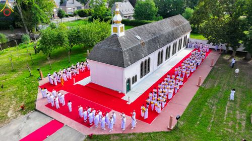 ภาพ No.83906:พิธีเวียนประทักษิณ,พิธีบรรพชาและพิธีอุปสมบทหมู่ ในโครงการอบรมพระธรรมทายาทในทวีปยุโรป  รุ่นที่ 9 วันอาทิตย์ที่ 16 กรกฎาคม พ.ศ. 2566 ณ วัดพระธรรมกายเบเนลักซ์  ประเทศเบลเยียม