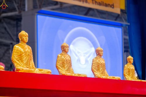 ภาพ No.78962:พิธีวางแผ่นจารึกชื่อ และพิธีวางพวงมาลัยสักการะพระบรมพุทธเจ้า ณ สภาธรรมกายสากล วัดพระธรรมกาย วันที่ 2 เมษายน พ.ศ. 2566