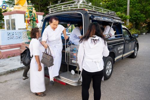 ภาพ No.83136:พิธีถวายสังฆทาน 323 วัด 4 จังหวัดชายแดนภาคใต้ ปีที่ 19 ครั้งที่ 163 พิธีมอบกองทุนหนุนแรงใจช่วยครูใต้ ปีที่ 16 ครั้งที่ 128  และพิธีทำบุญอุทิศส่วนกุศลให้ผู้วายชนม์ ในวันเสาร์ที่ 8 กรกฎาคม พ.ศ. 2566 ณ หอประชุม อาคารพระสุทธิสมณวัตรานุสรณ์   วัดมุจลินทวาปีวิ