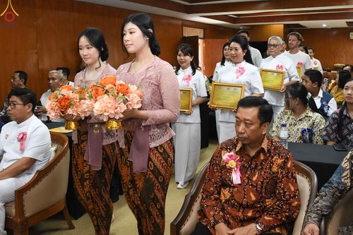 ภาพ No.82176:พิธีมอบรางวัลเกียรติยศและ การลงนามข้อตกลงความร่วมมือ (MOU)  โครงการสอบแข่งขัน  สอบตอบปัญหามงคลชีวิต 38 ประการ  ระหว่างประเทศ ในวันเสาร์ที่ 3 มิ.ย. พ.ศ.2566 ณ ห้องประชุม อวัทธนะ มหาเจดีย์บุโรพุทโธ ประเทศอินโดนีเซีย