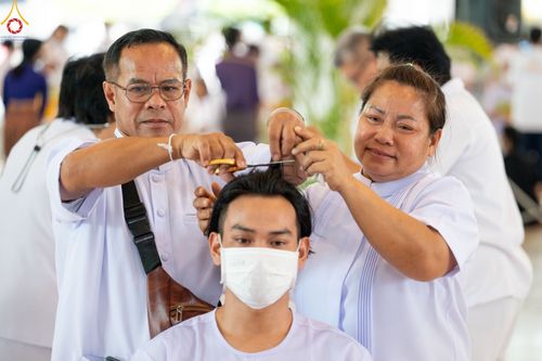 ภาพ No.83547:พิธีตัดปอยผมและปลงผม ในโครงการบรรพชาอุปสมบทหมู่ ธรรมทายาทรุ่นเข้าพรรษา ณ วัดพระธรรมกาย วันอาทิตย์ที่ 16 กรกฎาคม พ.ศ.2566
