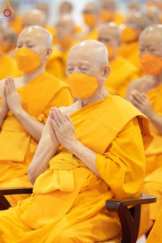 ภาพ No.78944:พิธีตักบาตร ข้าวสารอาหารแห้ง พิธีบูชาข้าวพระ ในวันอาทิตย์ต้นเดือนที่ 2 เมษายน พ.ศ. 2566