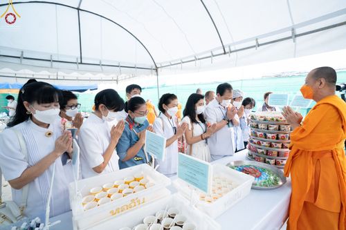 ภาพ No.71074:พิธีถวายภัตตาหารเป็นสังฆทาน แด่คณะพระธรรมยาตราฯ ในโครงการธรรมยาตราฯ ปีที่ 11 ณ อนุสรณ์สถานคลองบางนางแท่น อ.สามพราน จ.นครปฐม วันที่ 13 มกราคม พ.ศ. 2566