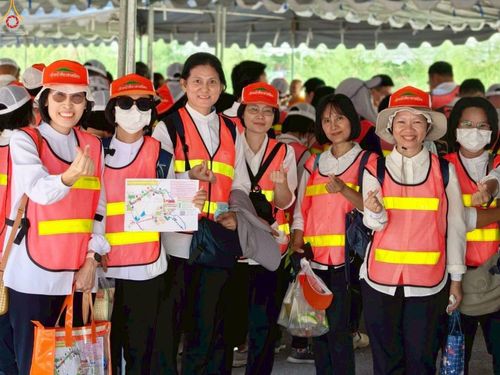 ภาพ No.300583:ภาพเบื้องหลังอาสาสมัครรวมใจ ชุดที่ 3 ในโครงการธรรมยาตรา กตัญญูบูชา มหาปูชนียาจารย์ พระมงคลเทพมุนี(สด จนฺทสโร) พระผู้ปราบมาร อนุสรณ์สถาน 7 แห่ง ปีที่ 14