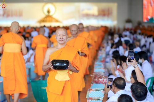 ภาพ No.345405:วันพฤหัสบดีที่ 27 สิงหาคม พ.ศ.2569 พิธีตักบาตรในวันธรรมชัย ณ สภาธรรมกายสากล วัดพระธรรมกาย ปทุมธานี