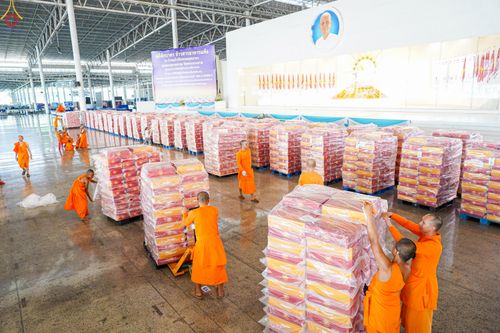 ภาพ No.321177:วันที่ 10-11 เมษายน พ.ศ.2569 การเตรียมกล่องไทยธรรม และการติดผ้ารับประเคน เพื่องานถวายมหาสังฆทาน 40,000 กว่าวัดทั่วประเทศ วันคุ้มครองโลก 22 เมษายน พ.ศ.2569 วัดพระธรรมกาย