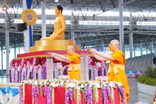 ภาพ No.83711:พิธีวางแผ่นจารึกชื่อและพิธีวางพวงมาลัยสักการะพระประธาน วันอาทิตย์ที่ 16 กรกฎาคม พ.ศ. 2566 ณ รัตนบัลลังก์ สภาธรรมกายสากล วัดพระธรรมกาย