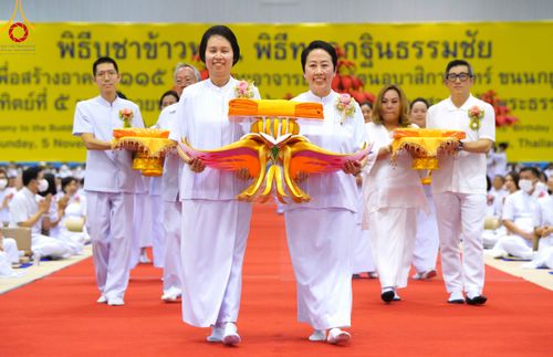 ภาพ No.92330:พิธีทอดกฐินธรรมชัยเพื่อสร้างอาคาร 115 ปี คุณยายอาจารย์มหารัตนอุบาสิกาจันทร์ ขนนกยูง อาทิตย์ต้นเดือนที่ 5 พฤศจิกายน พ.ศ. 2566 ณ วัดพระธรรมกาย จ.ปทุมธานี