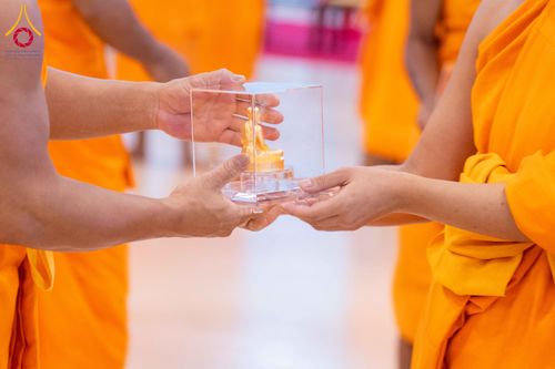 ภาพ No.338062:วันอาทิตย์ต้นเดือน 5 กรกฎาคม พ.ศ.2569 สัมมนาพิเศษ พิธีมอบพระของขวัญ ณ ห้องแก้วสารพัด1 วัดพระธรรมกาย