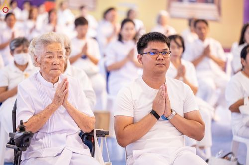 ภาพ No.280319:วันที่ 31 ธันวาคม พ.ศ.2568 -วันที่ 1 มกราคม พ.ศ.2569 พิธีฉลองชัยสวดมนต์บทธัมมจักกับปปวัตนสูตร ครบ 8,000,000,000 จบ , พิธีสวดมนต์ข้ามปี ณ วัดพระธรรมกาย