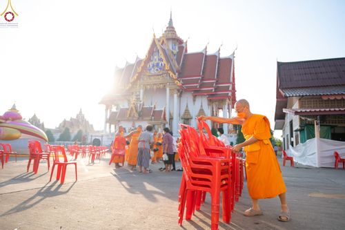 ภาพ No.73629:พิธีตักบาตรพระธรรมยาตราฯ ในโครงการธรรมยาตรากตัญญูบูชา มหาปูชนียาจารย์ พระมงคลเทพมุนี(สด จนฺทสโร) พระผู้ปราบมาร ปีที่ 11 ณ อนุสรณ์สถานลำดับที่ 4 สถานที่เกิดด้วยกายธรรม วัดโบสถ์ (บน) บางคูเวียง อ.บางกรวย จ.นนทบุรี วันที่ 22 มกราคม พ.ศ. 2566