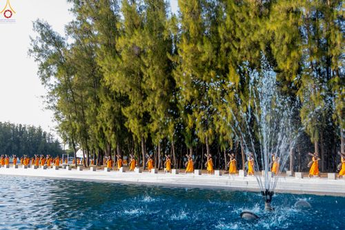 ภาพ No.281571:วันที่ 24 ธันวาคม พ.ศ.2568 พระธรรมยาตรา ปฏิบัติธรรม และถ่ายภาพหมู่ประวัติศาสตร์ ณ ลานหน้ามหาวิหารพระมงคลเทพมุนีฯ วัดพระธรรมกาย