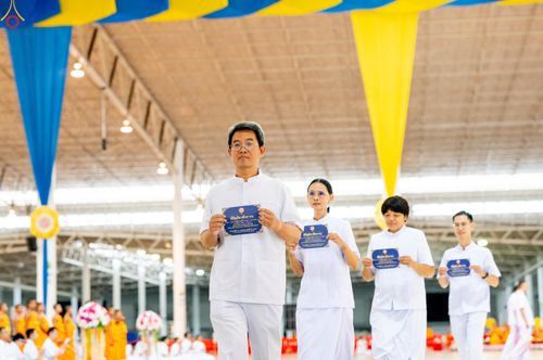 ภาพ No.339023:วันอาทิตย์ที่ 12 กรกฎาคม พ.ศ.2569 พิธีมุทิตาผู้สอบได้เปรียญธรรม ประโยค 1-2 ถึง ป.ธ.9 และ บ.ศ.1-2 ถึง บ.ศ.6 สำนักศาสนศึกษาวัดพระธรรมกาย ประจำปี 2569, พิธีมอบตราตั้งแต่งตั้งอาจารย์ใหญ่ สำนักศาสนศึกษาวัดพระธรรมกาย