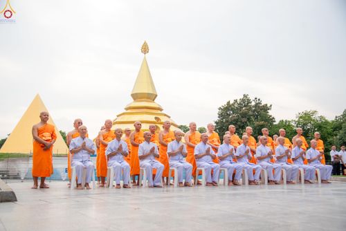 ภาพ No.330584:วันที่ 30 พฤษภาคม พ.ศ.2569 พิธีตัดปอยผมและปลงผม อุบาสกอุปสมบทอุทิศชีวิต 11 ท่าน (ภาพชุดที่ 2) ณ โบสถ์พระไตรปิฎก วัดพระธรรมกาย จังหวัดปทุมธานี