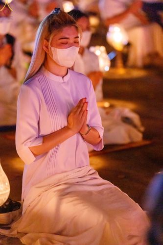 ภาพ No.73324:พิธีจุดประทีปถวายเป็นพุทธบูชา และบูชาธรรมมหาปูชนียาจารย์ ในโครงการธรรมยาตรากตัญญูบูชา มหาปูชนียาจารย์ พระมงคลเทพมุนี(สด จนฺทสโร) พระผู้ปราบมาร ปีที่ 11 ณ อนุสรณ์สถานลำดับที่ 4 สถานที่เกิดด้วยกายธรรม วัดโบสถ์ (บน) บางคูเวียง อ.บางกรวย จ.นนทบุรี วันที่ 21 