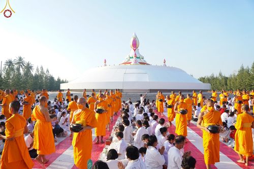 ภาพ No.70605:พิธีตักบาตรพระธรรมยาตราฯ ในโครงการธรรมยาตรากตัญญูบูชา มหาปูชนียาจารย์ พระมงคลเทพมุนี(สด จนฺทสโร) พระผู้ปราบมาร ปีที่ 11 ณ อนุสรณ์สถานลำดับที่ 2 สถานที่ตั้งมโนปณิธานบวชตลอดชีวิต อนุสรณ์สถานคลองบางนางแท่น อ.สามพราน จ.นครปฐม วันที่ 14 มกราคม พ.ศ. 2566