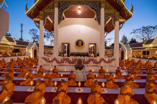 ภาพ No.73467:พิธีจุดประทีปถวายเป็นพุทธบูชา และบูชาธรรมมหาปูชนียาจารย์ ในโครงการธรรมยาตรากตัญญูบูชา มหาปูชนียาจารย์ พระมงคลเทพมุนี(สด จนฺทสโร) พระผู้ปราบมาร ปีที่ 11 ณ อนุสรณ์สถานลำดับที่ 4 สถานที่เกิดด้วยกายธรรม วัดโบสถ์ (บน) บางคูเวียง อ.บางกรวย จ.นนทบุรี วันที่ 21 