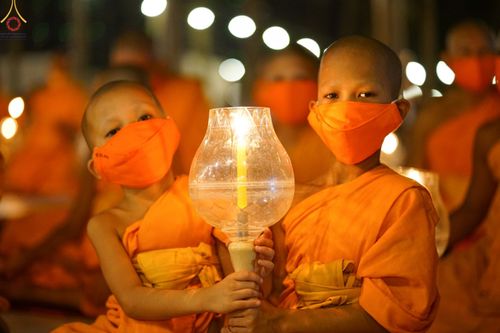 ภาพ No.69527:พิธีจุดประทีปถวายเป็นพุทธบูชา และบูชาธรรมมหาปูชนียาจารย์ ในโครงการธรรมยาตรากตัญญูบูชา มหาปูชนียาจารย์ พระมงคลเทพมุนี(สด จนฺทสโร) พระผู้ปราบมาร ปีที่ 11 ณ อนุสรณ์สถานมหาวิหารพระมงคลเทพมุนี อ.สองพี่น้อง จ.สุพรรณบุรี