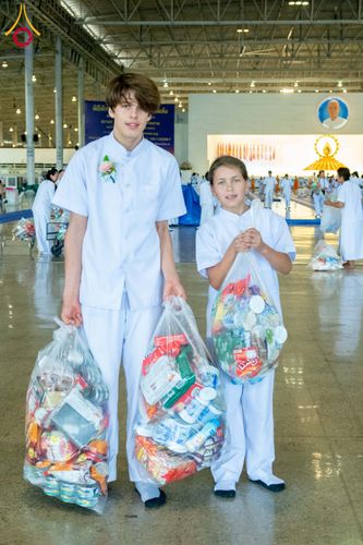 ภาพ No.308538:วันที่ 1 กุมภาพันธ์ พ.ศ. 2569 พิธีตักบาตรข้าวสารอาหารแห้ง ณ บ้านแก้วเรือนทองคุณยาย สภาธรรมกายสากล วัดพระธรรมกาย