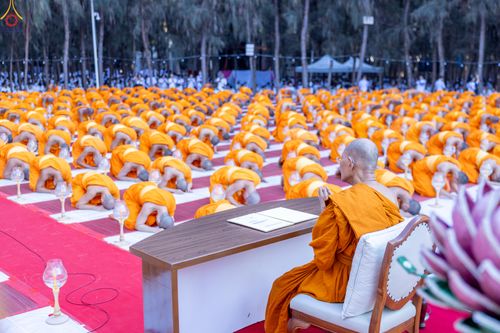 ภาพ No.290061:วันที่ 6 มกราคม พ.ศ. 2569 พิธีจุดประทีปถวายเป็นพุทธบูชา และบูชาธรรมมหาปูชนียาจารย์ (ภาพชุดที่ 2) ณ อนุสรณ์สถานมหาวิหารพระมงคลเทพมุนี (โลตัสแลนด์) อ.สองพี่น้อง จ.สุพรรณบุรี ในโครงการธรรมยาตรา กตัญญูบูชา มหาปูชนียาจารย์ พระมงคลเทพมุนี(สด จนฺทสโร) พระผู้ปรา