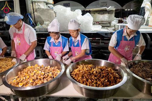 ภาพ No.289464:วันที่ 7 มกราคม พ.ศ. 2569 พิธีถวายภัตตาหารเป็นสังฆทาน แด่พระธรรมยาตรา ในโครงการธรรมยาตรา กตัญญูบูชา มหาปูชนียาจารย์ พระมงคลเทพมุนี(สด จนฺทสโร) พระผู้ปราบมาร อนุสรณ์สถาน 7 แห่ง ปีที่ 14 ณ อนุสรณ์สถานมหาวิหารพระมงคลเทพมุนี (โลตัสแลนด์) อ.สองพี่น้อง จ.สุพรร