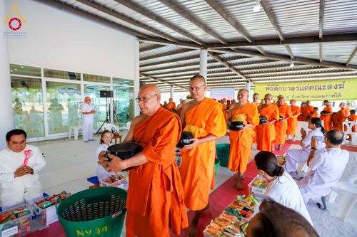 ภาพ No.313798:วันเสาร์ที่ 14 มีนาคม พ.ศ. 2569 พิธีตักบาตรแด่คณะสงฆ์ 323 วัด 4 จังหวัดชายแดนภาคใต้ พิธีถวายสังฆทานแด่คณะสงฆ์ 323 วัด ปีที่ 22 ครั้งที่ 183 พิธีมอบกองทุนหนุนแรงใจช่วยครูใต้ ปีที่ 19 ครั้งที่ 146 และพิธีทำบุญอุทิศส่วนกุศลให้ผู้วายชนม์ ณ ศูนย์ปฏิบัติธรรมภา