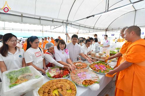 ภาพ No.301085:วันที่ 23 มกราคม พ.ศ. 2569 พิธีถวายภัตตาหารเป็นสังฆทาน แด่พระธรรมยาตรา ณ อนุสรณ์สถานบางปลา วัดบางปลา อำเภอบางเลน จังหวัดนครปฐม ในโครงการธรรมยาตรา กตัญญูบูชา มหาปูชนียาจารย์ พระมงคลเทพมุนี(สด จนฺทสโร) พระผู้ปราบมาร อนุสรณ์สถาน 7 แห่ง ปีที่ 14