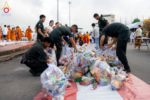 ภาพ No.284721:วันอาทิตย์ที่ 14 ธันวาคม พ.ศ.2568  พิธีทำบุญเมืองสุราษฎร์ธานี 110ปี และพิธีตักบาตรพระสงฆ์ 1,110 รูป  ณ บริเวณริมน้ำวัดกลาง (เก่า) ถนนบ้านดอน ตำบลตลาดใหม่ อำเภอเมือง จังหวัดสุราษฎร์ธานี