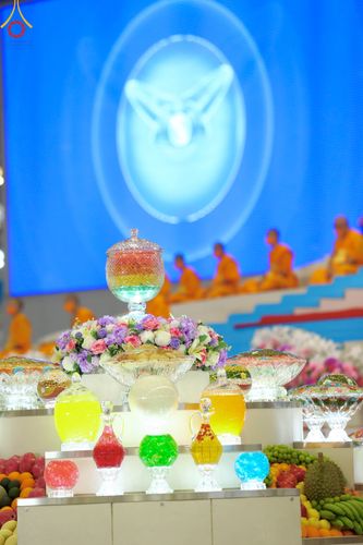 ภาพ No.105458:พิธีปฏิบัติธรรมและพิธีบูชาข้าวพระ ในวันจันทร์ที่ 1 มกราคม พ.ศ. 2567 ณ สภาธรรมกายสากล วัดพระธรรมกาย