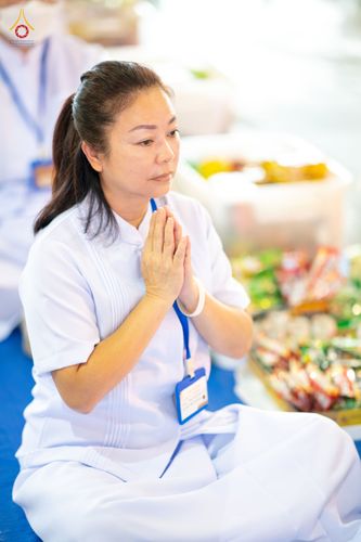 ภาพ No.76748:พิธีตักบาตรข้าวสารอาหารแห้ง  ณ บ้านแก้วเรือนทองคุณยายฯ สภาธรรมกายสากล  วัดพระธรรมกาย จ.ปทุมธานี  ในวันอาทิตย์ต้นเดือนที่ 6 มีนาคม พ.ศ. 2566