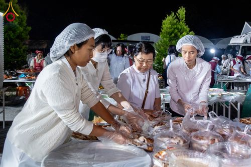 ภาพ No.288785:วันที่ 6 มกราคม พ.ศ. 2569 พิธีถวายภัตตาหารเป็นสังฆทาน แด่พระธรรมยาตรา ในโครงการธรรมยาตรา กตัญญูบูชา มหาปูชนียาจารย์ พระมงคลเทพมุนี(สด จนฺทสโร) พระผู้ปราบมาร อนุสรณ์สถาน 7 แห่ง ปีที่ 14 ณ อนุสรณ์สถานมหาวิหารพระมงคลเทพมุนี (โลตัสแลนด์) อ.สองพี่น้อง จ.สุพรร