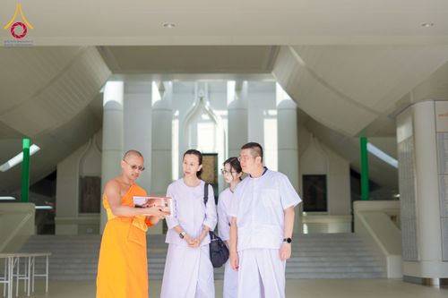 ภาพ No.340401:วันที่  12 - 22 กรกฎาคม พ.ศ.2569 ชาวต่างชาติจากประเทศกัวเตมาลา รัสเซีย เซอร์เบีย เยอรมัน อเมริกา สเปน สิงคโปร์ และศรีลังกา  เยี่ยมชมวัด เรียนรู้วิธีการนั่งสมาธิ และกราบสักการะพระมหาธรรมกายเจดีย์ ณ วัดพระธรรมกาย