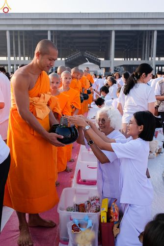 ภาพ No.279928:วันที่ 1 มกราคม พ.ศ.2569 พิธีตักบาตรในวันขึ้นปีใหม่ ณ ลานธรรม วัดพระธรรมกาย