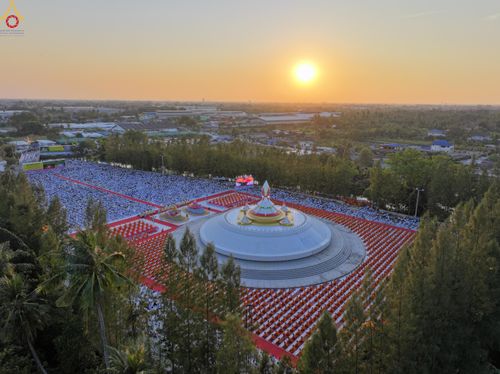 ภาพ No.292049:วันที่ 10 มกราคม พ.ศ. 2569 พิธีจุดประทีปถวายเป็นพุทธบูชา และบูชาธรรมมหาปูชนียาจารย์  ณ อนุสรณ์สถานคลองบางนางแท่น อ.สามพราน จ.นครปฐม ในโครงการธรรมยาตรา กตัญญูบูชา มหาปูชนียาจารย์ พระมงคลเทพมุนี(สด จนฺทสโร) พระผู้ปราบมาร อนุสรณ์สถาน 7 แห่ง ปีที่ 14