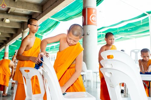 ภาพ No.322289:วันที่ 15 เมษายน พ.ศ.2569 การเตรียมงาน เช็ดโต๊ะ เก้าอี้ ปูผ้าโต๊ะฉัน เพื่องานถวายมหาสังฆทาน 40,000 กว่าวัดทั่วประเทศ วันคุ้มครองโลก 22 เมษายน พ.ศ.2569 วัดพระธรรมกาย