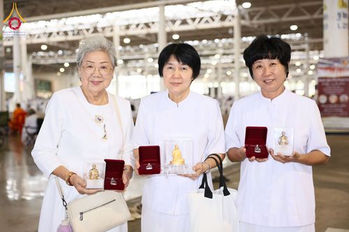 ภาพ No.338142:วันอาทิตย์ต้นเดือน 5 กรกฎาคม พ.ศ.2569 สัมมนาพิเศษ พิธีมอบพระของขวัญ ณ ห้องแก้วสารพัด1 วัดพระธรรมกาย