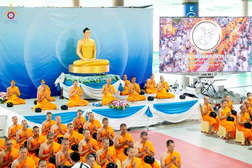 ภาพ No.342896:วันอาทิตย์ที่ 9 สิงหาคม พ.ศ.2569 พิธีตักบาตรฉลองพระใหม่ โครงการบรรพชาและอุปสมบทหมู่ รุ่นเข้าพรรษา ณ มหารัตนวิหาคด คอร์ 26 วัดพระธรรมกาย
