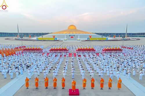 ภาพ No.79058:พิธีอัญเชิญองค์พระบรมพุทธเจ้า 24 องค์ เวียนประทักษิณรอบพระมหาธรรมกายเจดีย์ ณ วัดพระธรรมกาย  วันที่ 2 เมษายน พ.ศ. 2566