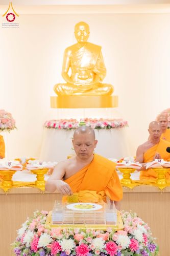 ภาพ No.319158:วันที่ 29 มีนาคม พ.ศ.2569 พิธีอัญเชิญรูปหล่อพระมงคลเทพมุนี (สด จนฺทสโร) ประดิษฐาน ณ ห้องปฏิบัติธรรม “มงคลรัตนโชติ”  วัดพระธรรมกายชิคาโก ประเทศสหรัฐอเมริกา