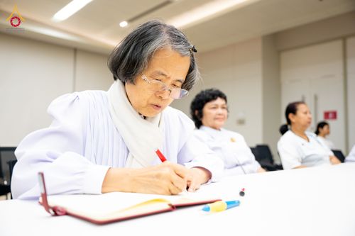 ภาพ No.325579:วันที่ 24 เมษายน พ.ศ.2569 หลวงพ่อทัตตชีโว รองเจ้าอาวาสวัดพระธรรมกาย ถวายการต้อนรับและปฏิสันถารคณะสงฆ์เมียนมาร์