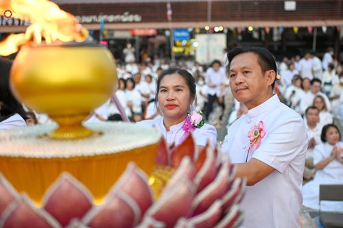 ภาพ No.297033:วันที่ 17 มกราคม พ.ศ. 2569 พิธีจุดประทีปถวายเป็นพุทธบูชา และบูชาธรรมมหาปูชนียาจารย์ (ภาพชุดที่ 2) ณ วัดโบสถ์บน ต.บางคูเวียง จ.นนทบุรี อนุสรณ์สถานลำดับที่ 4 สถานที่เกิดด้วยกายธรรม ในโครงการธรรมยาตรา กตัญญูบูชา มหาปูชนียาจารย์ พระมงคลเทพมุนี(สด จนฺทสโร) พร