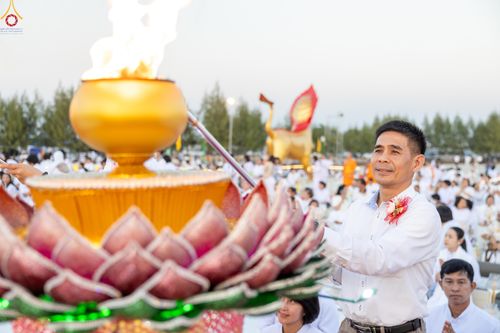 ภาพ No.302150:วันที่ 23 มกราคม พ.ศ. 2569 พิธีจุดประทีปธรรมถวายเป็นพุทธบูชา (ภาพชุดที่ 2) และบูชาธรรมมหาปูชนียาจารย์  ณ อนุสรณ์สถานลำดับที่ 5 สถานที่เผยแผ่วิชชาธรรมกายครั้งแรก อนุสรณ์สถานบางปลา วัดบางปลา อำเภอบางเลน จังหวัดนครปฐม ในโครงการธรรมยาตรา กตัญญูบูชา มหาปูชนีย