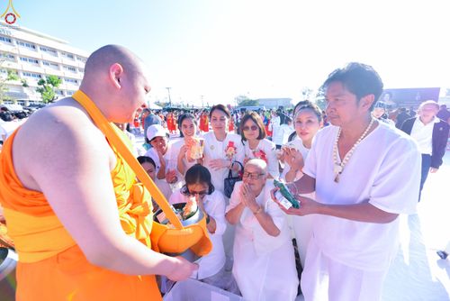 ภาพ No.280248:วันอังคารที่ ๓๐ ธันวาคม พ.ศ. ๒๕๖๘ พิธีตักบาตรพระ ๑,๐๖๙ รูป จังหวัดกาฬสินธุ์   ณ บริเวณสนามหน้าศาลากลาง จังหวัดกาฬสินธุ์ (หลังเก่า)