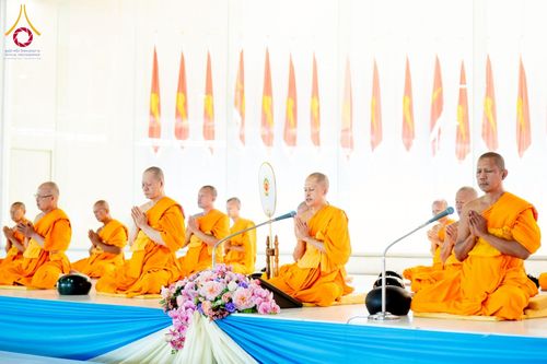 ภาพ No.215165:วันอาทิตย์ต้นเดือนที่ 6 เมษายน พ.ศ. 2568 พิธีตักบาตรข้าวสารอาหารแห้ง ณ บ้านแก้วเรือนทองคุณยาย สภาธรรมกายสากล วัดพระธรรมกาย